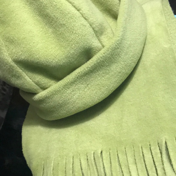 NWOT. BATH & BODY WORKS BEANIE & FRINGED SCARF SET - Picture 1 of 5